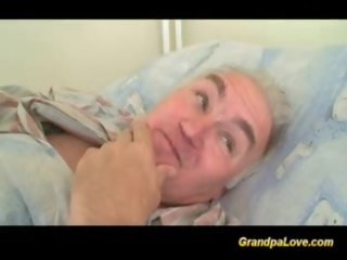 Grand-père caractéristique baise une agréable brunette infirmière donnant pipe