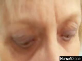 Ξανθός/ιά γιαγιά νοσοκόμα εαυτός εξέταση με μουνί spreader
