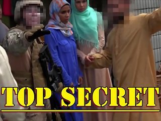 Tour av krigsbyte - amerikansk soldiers i den middle east shopping för bra arab fittor