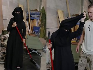 游览 的 赃物 - 穆斯林 女人 sweeping 地板 得到 noticed 由 硬 向上 美国人 soldier