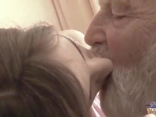 Gammel unge - stor kuk bestefar knullet av tenåring hun licks tykk gammel mann phallus