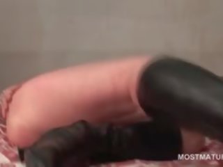 Ripened Tramp In Leather Boots Finger Fucking Herself Deep