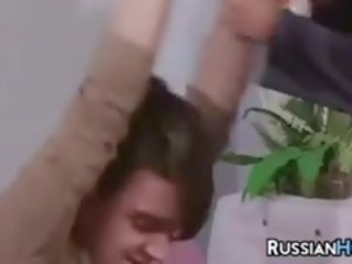 रशियन ग्रॉनी का आनंद ले रहे एक युवा johnson