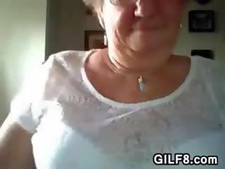 Starý žena blikajúce ju pekný prsníky